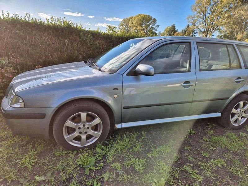 Silber Gebraucht 2003 Skoda Octavia Kombi | 1.200 € - Bild 1/4