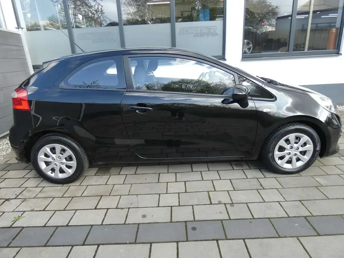 Gebraucht Kia Rio 84 PS (61 kW) 2016 Auroraschwarz met. Kleinwagen