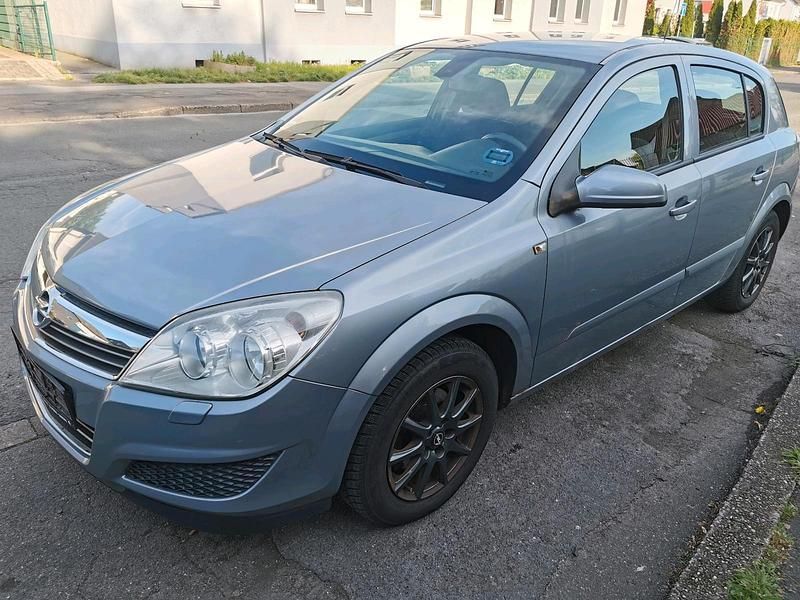 Grau Gebraucht 2008 Opel Astra Limousine | 3.800 € (Etwas zu teuer) - Bild 1/4