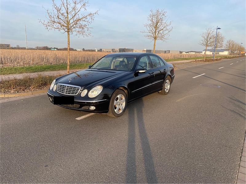 Schwarz Gebraucht 2005 Mercedes E320 Limousine | 2.590 € (Superpreis) - Bild 1/4