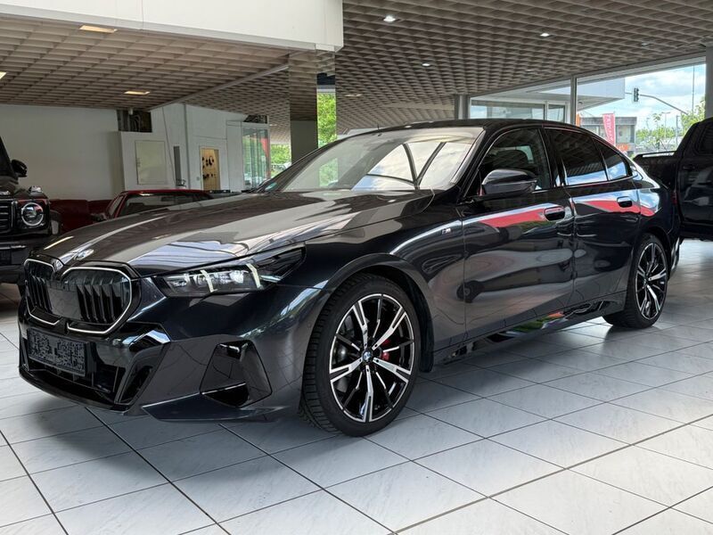 Grau Gebraucht 2024 BMW 520 M Sport Limousine | 56.999 € (Teuer) - Bild 1/4