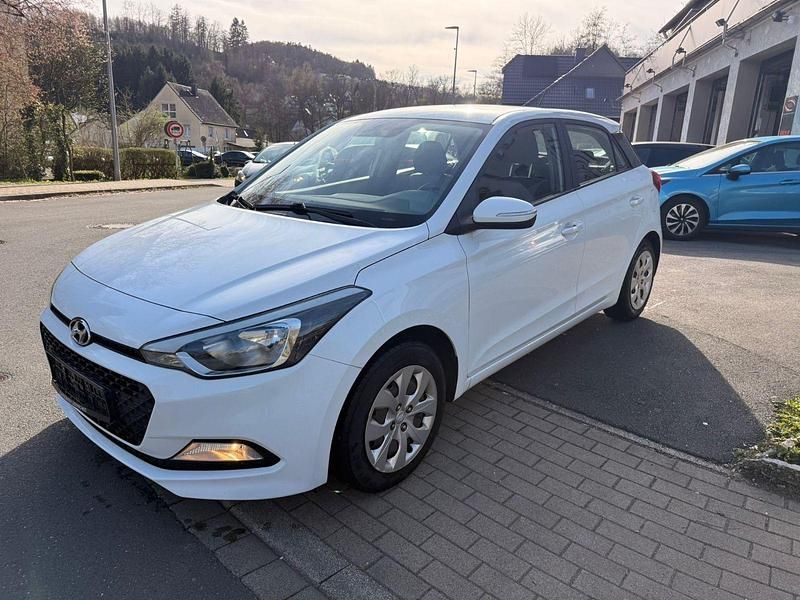 Gebraucht Hyundai i20 Classic 75 PS (55 kW) 2016 Weiß Limousine