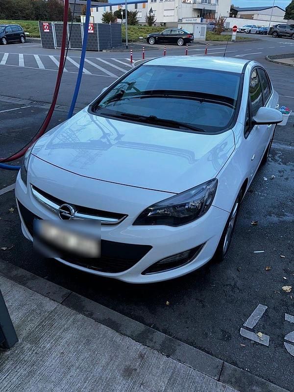 Weiß Gebraucht 2013 Opel Astra Limousine | 5.290 € (Fairer Preis) - Bild 1/4