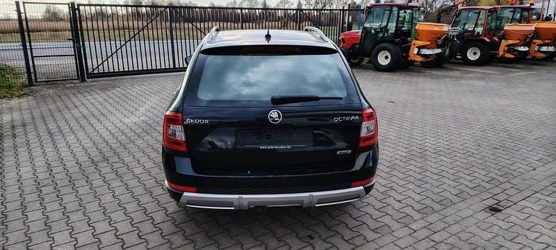 Gebraucht Skoda Octavia Scout 4x4 184 PS (135 kW) 2014 Schwarz Kleinwagen
