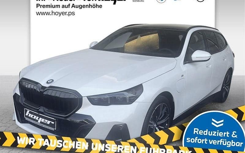 Weiß Gebraucht 2024 BMW 530e Comfort Edition Kombi | 74.990 € - Bild 1/4