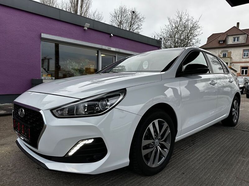 Weiß Gebraucht 2020 Hyundai i30 YES! Limousine | 13.990 € (Guter Preis) - Bild 1/4