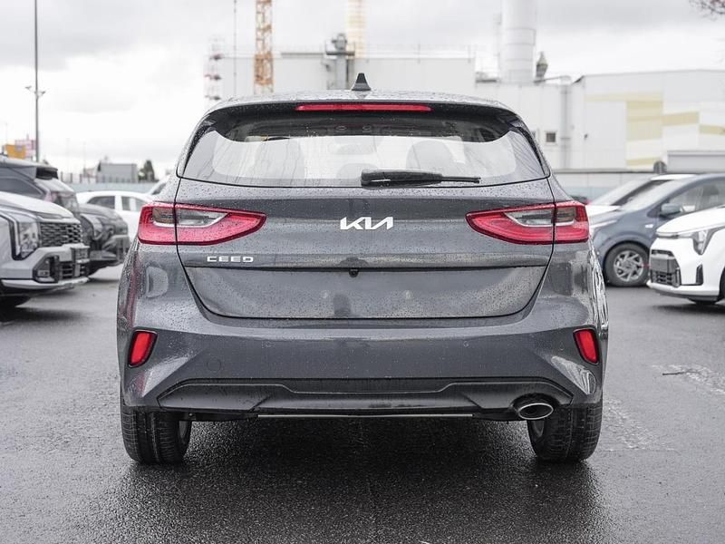 Neu Kia Ceed Vision 140 PS (102 kW) 2026 Silber lunarsilber metallic Kleinwagen