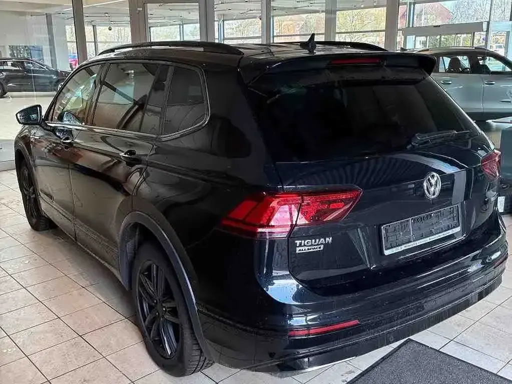 Gebraucht VW Tiguan Allspace R-line 200 PS (147 kW) 2021 Deep black perleffekt SUV