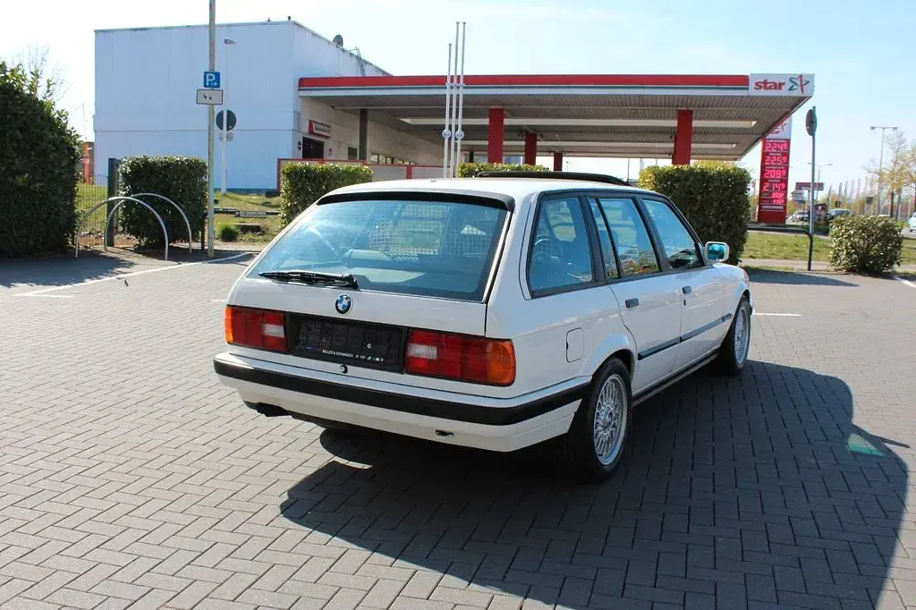 Brugt BMW 325 Shadowline 190 HK (139 kW) 1989 Hvid Stationcar