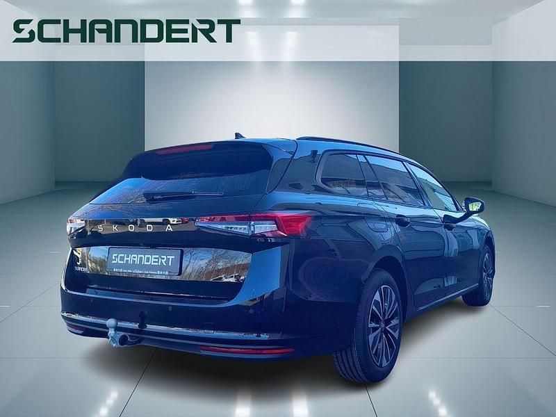 Neu Skoda Superb Essence 150 PS (110 kW) 2026 Ebony schwarz metallic Kombi