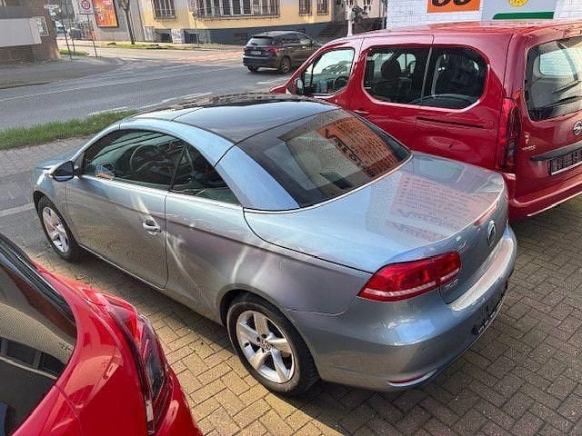 Gebraucht VW Eos Basis 122 PS (89 kW) 2012 Blau Cabrio