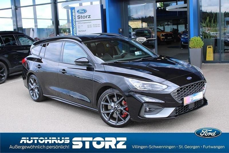 Schwarz (obsidianschwarz) Gebraucht 2021 Ford Focus Performance Edition Limousine | 24.490 € (Fairer Preis) - Bild 1/4
