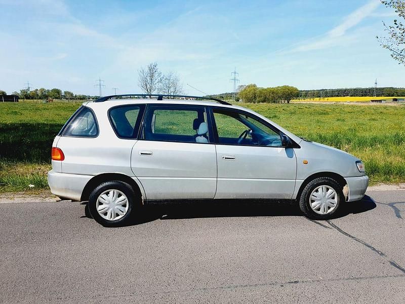 Silber Gebraucht 1999 Toyota Picnic Van / Kleinbus | 2.950 € - Bild 1/4