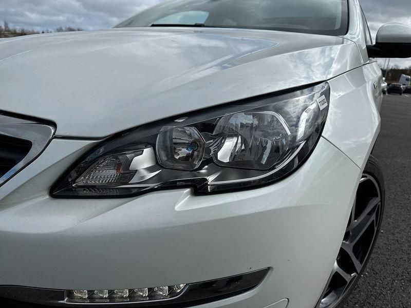 Gebraucht Peugeot 308 Active 120 PS (88 kW) 2017 Weiß Limousine