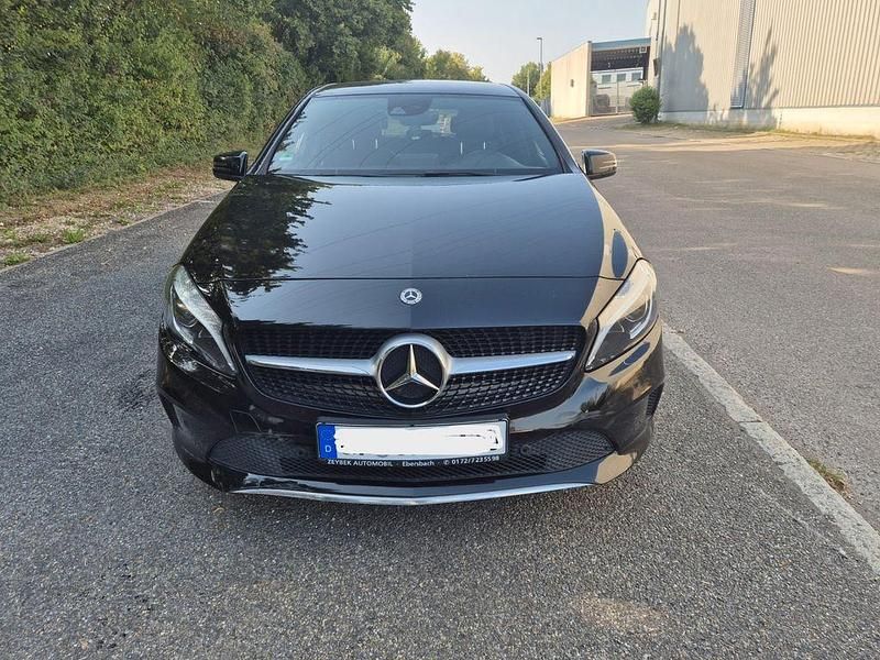 Schwarz Gebraucht 2018 Mercedes A200 Limousine | 12.700 € - Bild 1/4