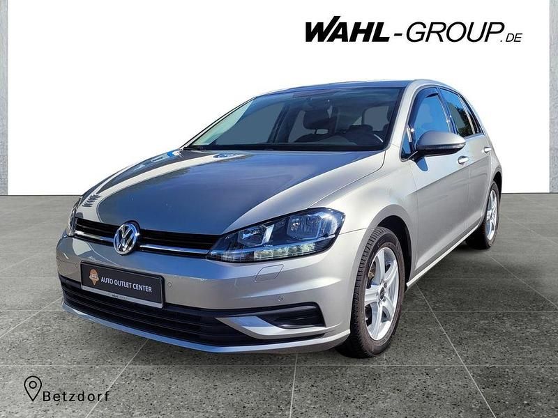 Grau Gebraucht 2017 VW Golf VII Trendline Limousine | 15.290 € (Guter Preis) - Bild 1/4