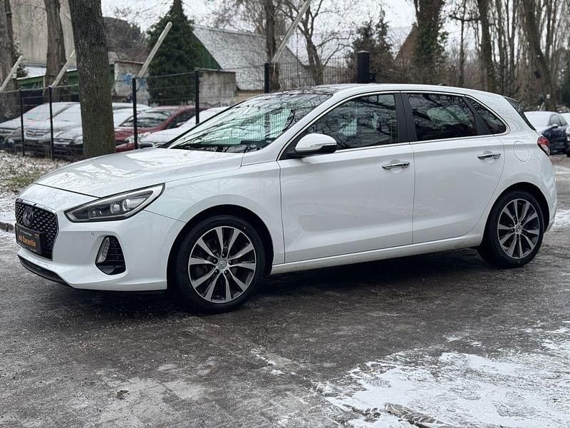 Gebraucht Hyundai i30 Premium 110 PS (80 kW) 2017 Weiß Limousine