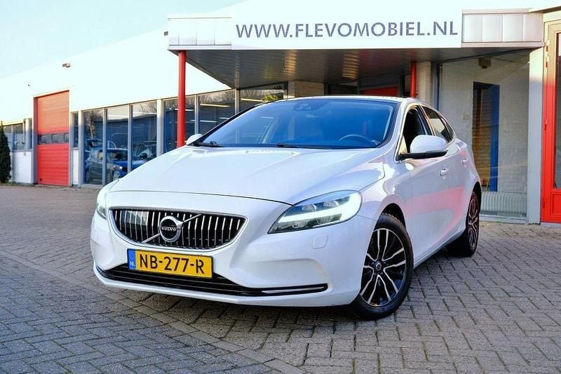 Gebraucht Volvo V40 120 PS (88 kW) 2017 Weiß Limousine
