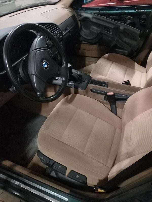 Gebraucht BMW 320 150 PS (110 kW) 1997 Grün Limousine