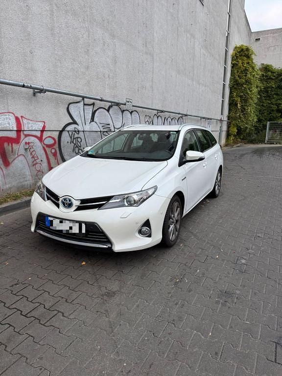 Weiß Gebraucht 2015 Toyota Auris Touring Sports Kombi | 9.000 € (Guter Preis) - Bild 1/4