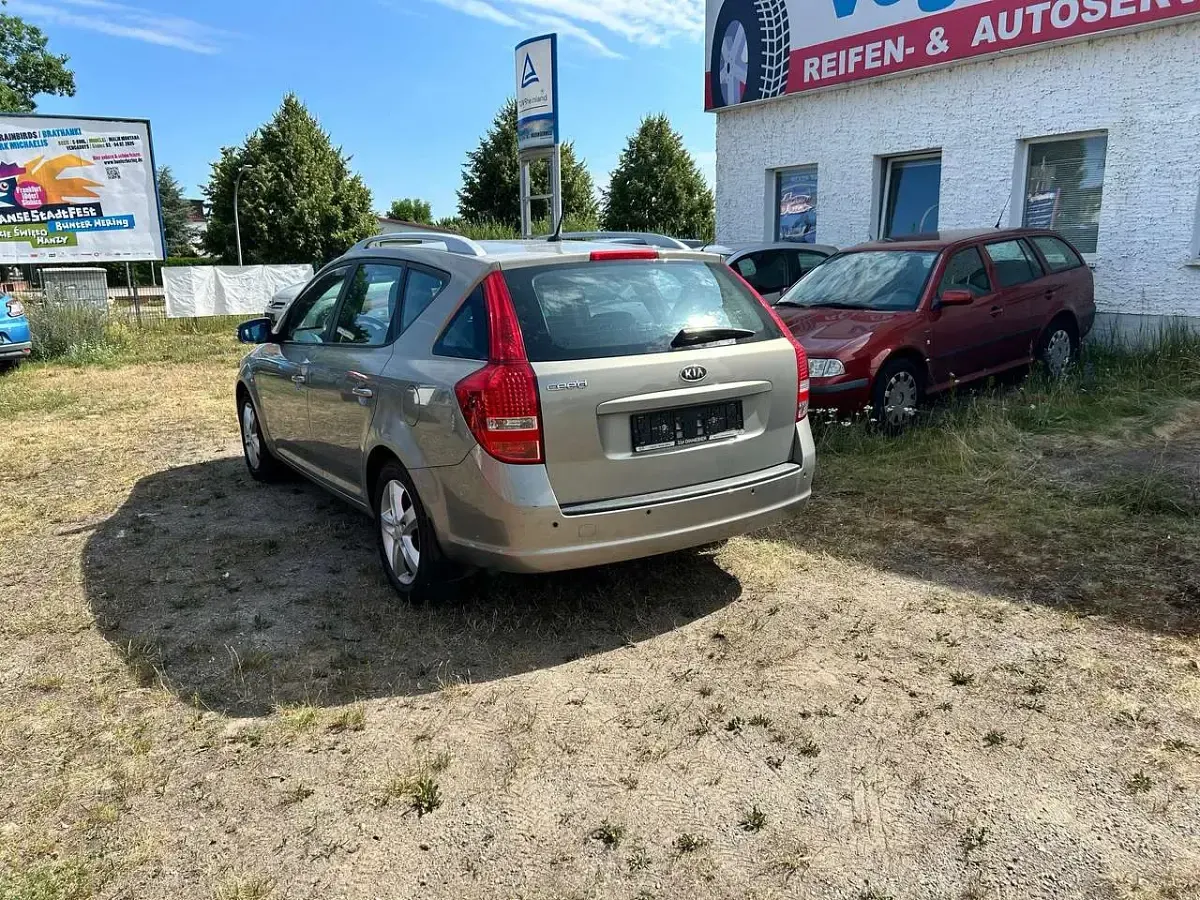 Gebraucht Kia Ceed Spirit 125 PS (91 kW) 2011 Beige Kleinwagen