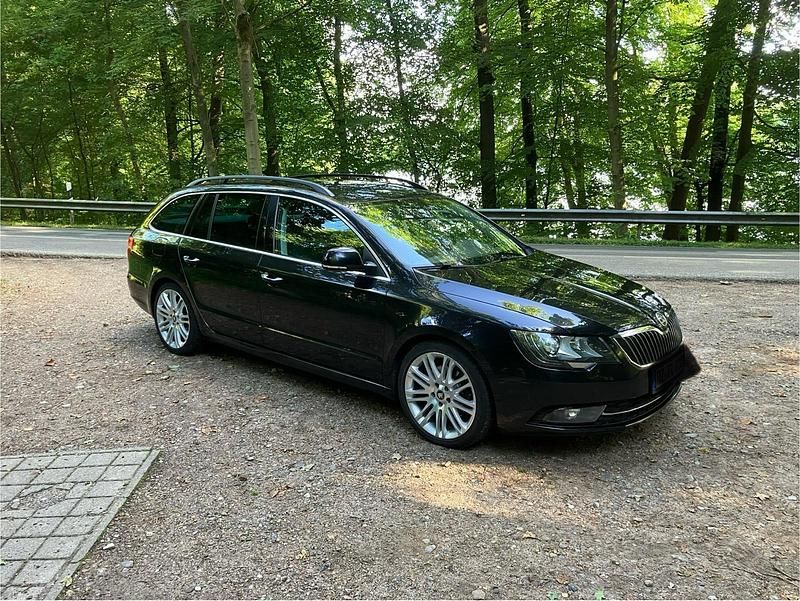Schwarz Gebraucht 2013 Skoda Superb Kombi | 7.000 € (Guter Preis) - Bild 1/4