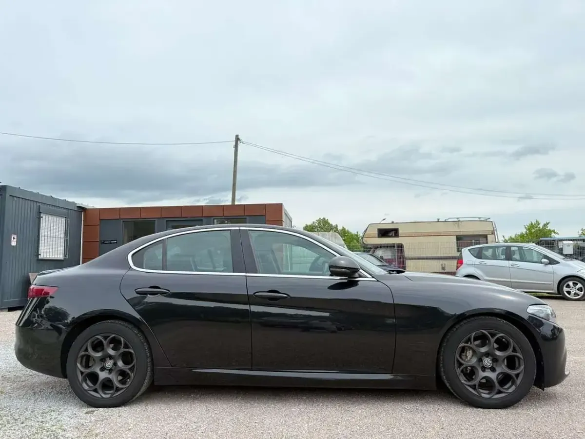 Gebraucht Alfa Romeo Giulia 150 PS (110 kW) 2016 Schwarz Limousine