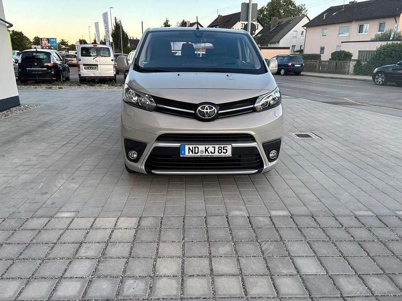 Grau Gebraucht 2019 Toyota Proace Van | 32.400 € (Etwas zu teuer) - Bild 1/4