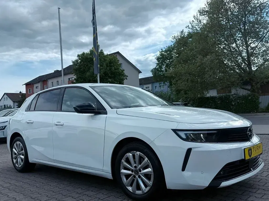 Usado Opel Astra Elegance 131 HP (96 kW) 2023 Branco Citadino