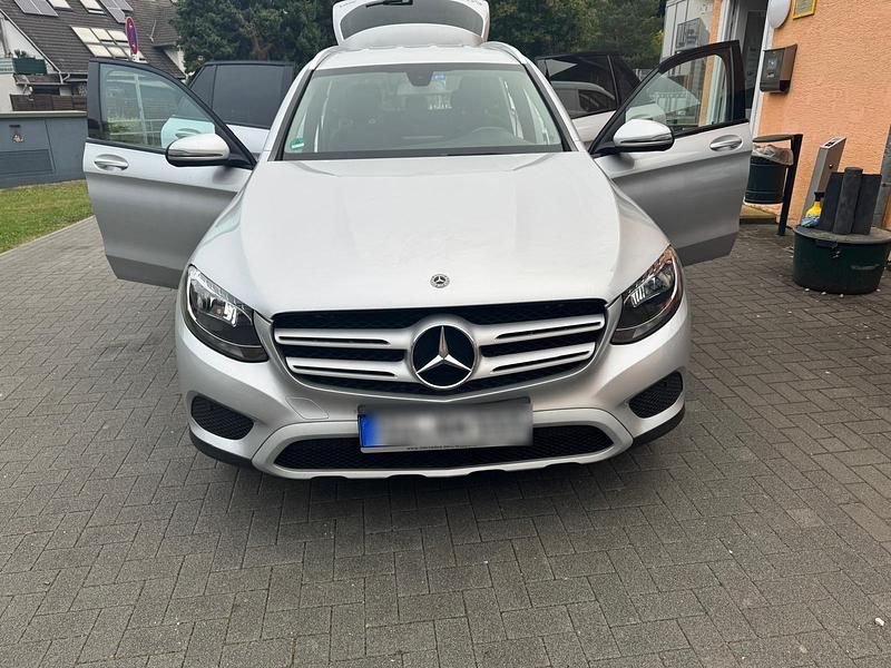 Silber Gebraucht 2018 Mercedes GLC250 SUV | 25.999 € (Superpreis) - Bild 1/4