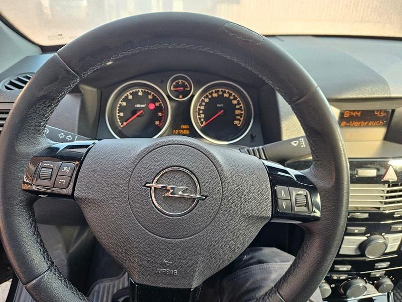 Gebraucht Opel Astra Edition 116 PS (85 kW) 2010 Schwarz Kombi