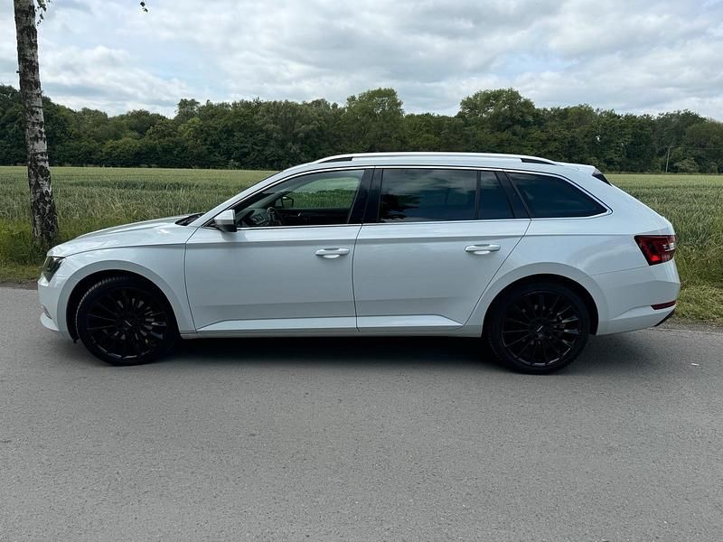 Weiß Gebraucht 2017 Skoda Superb Kombi | 15.300 € (Guter Preis) - Bild 1/4