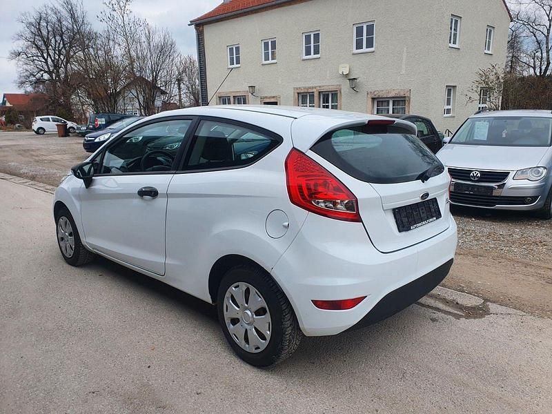 Gebraucht Ford Fiesta Ambiente 60 PS (44 kW) 2012 Weiß Kleinwagen