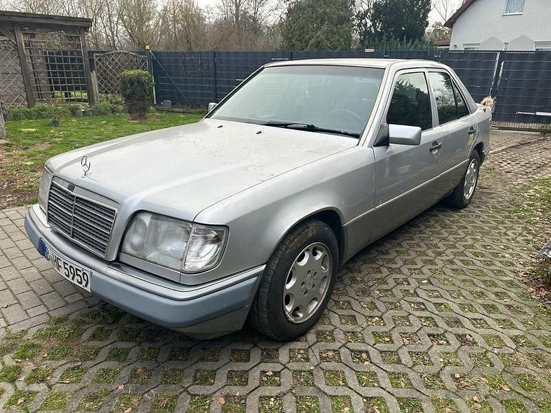 Gebraucht Mercedes E220 150 PS (110 kW) 1994 Silber Limousine