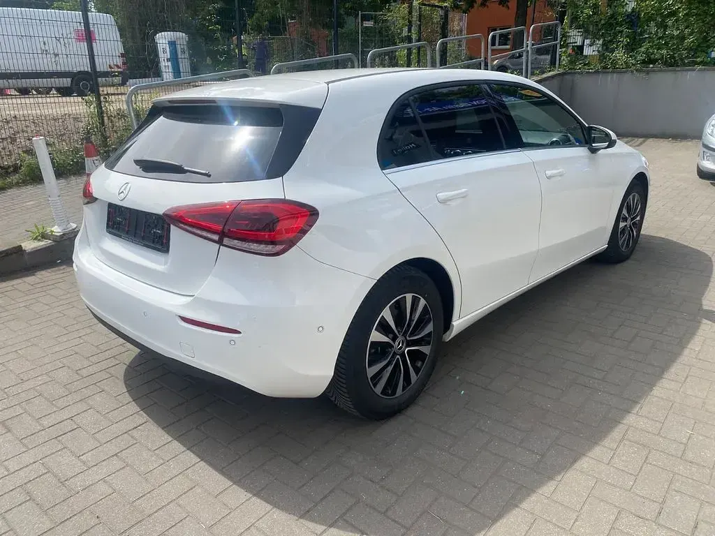 Gebraucht Mercedes A180 116 PS (85 kW) 2022 Weiß Limousine