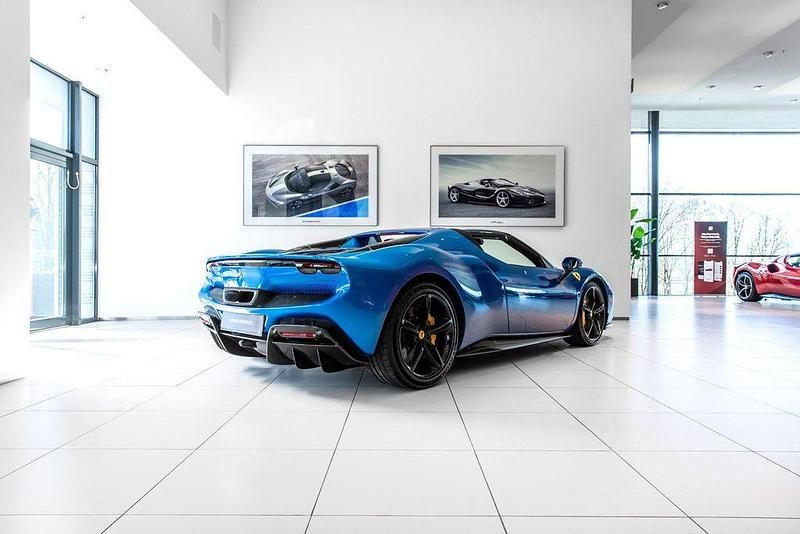 Gebraucht Ferrari 296 829 PS (609 kW) 2023 Blau Cabrio