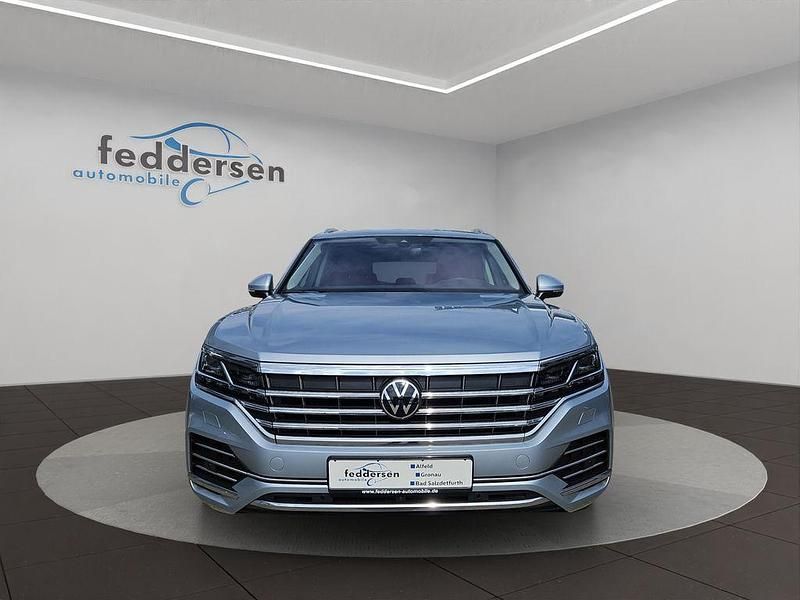 Gebraucht VW Touareg Elegance 286 PS (210 kW) 2023 Oyster silver metallic (metallic) SUV
