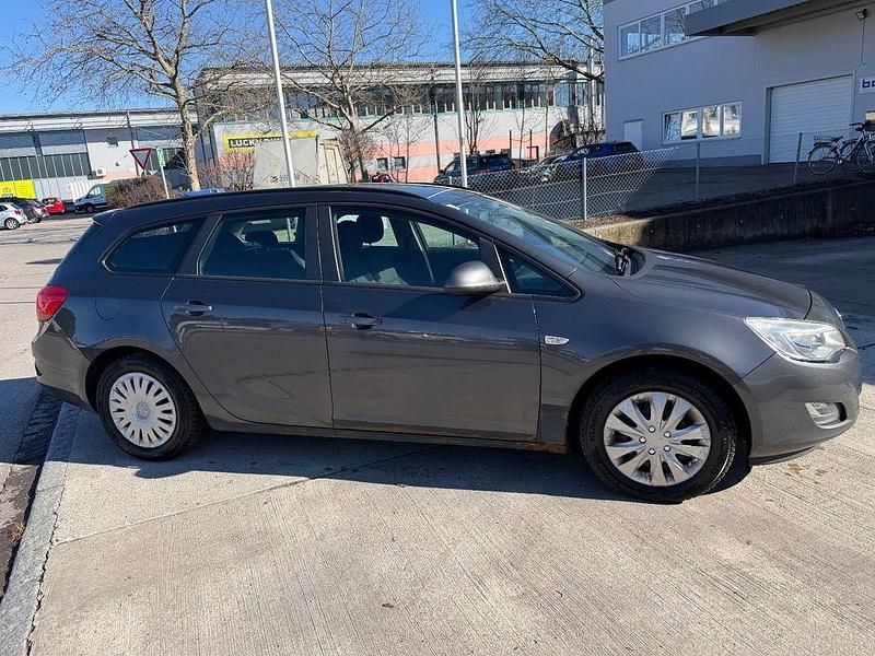 Gebraucht Opel Astra Edition 120 PS (88 kW) 2011 Grau Kombi