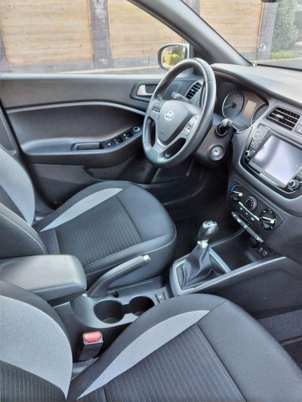 Gebraucht Hyundai i20 Classic 75 PS (55 kW) 2017 Weiß Kleinwagen