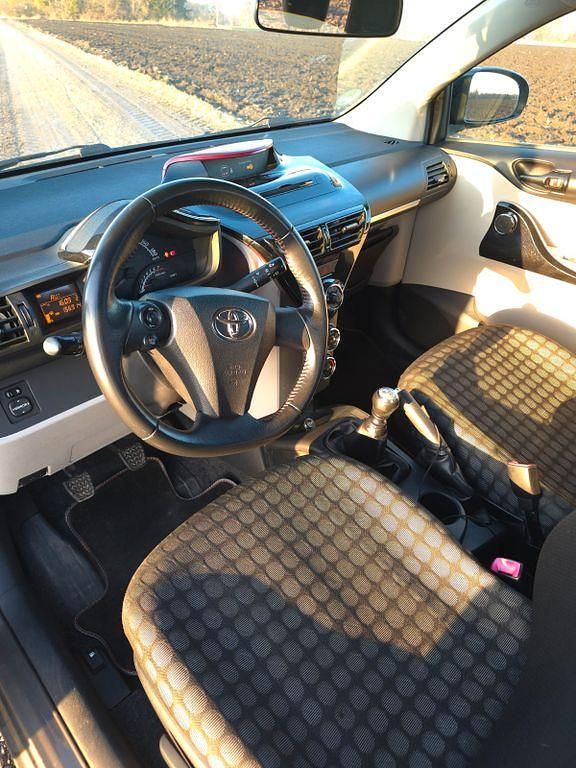 Gebraucht Toyota iQ 68 PS (50 kW) 2012 Braun Kleinwagen