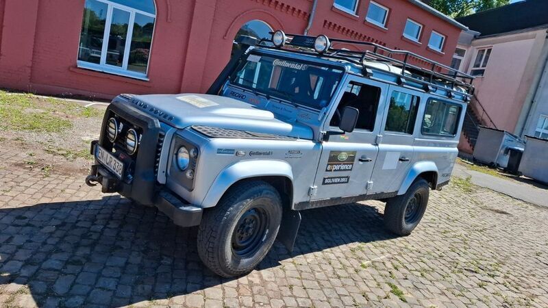 Silber Gebraucht 2010 Land Rover Defender SUV | 47.500 € (Teuer) - Bild 1/4
