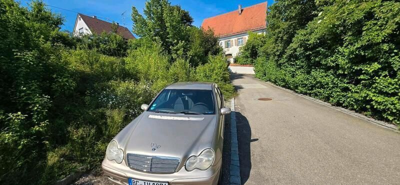 Gold Gebraucht 2001 Mercedes C180 Limousine | 700 € - Bild 1/4