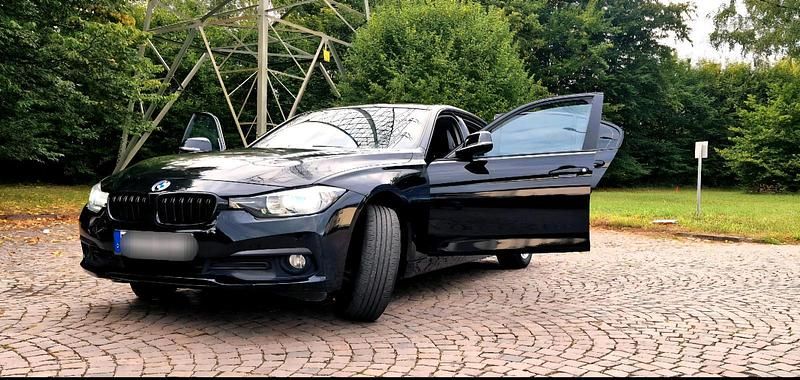 Schwarz Gebraucht 2016 BMW 318 Advantage Limousine | 11.900 € (Fairer Preis) - Bild 1/4