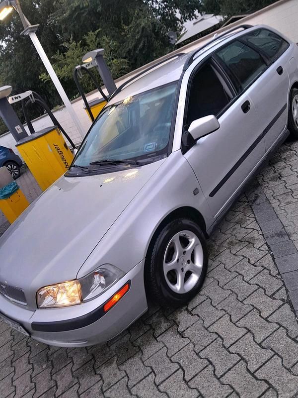Silber Gebraucht 2000 Volvo V40 Kombi | 2.650 € (Teuer) - Bild 1/4