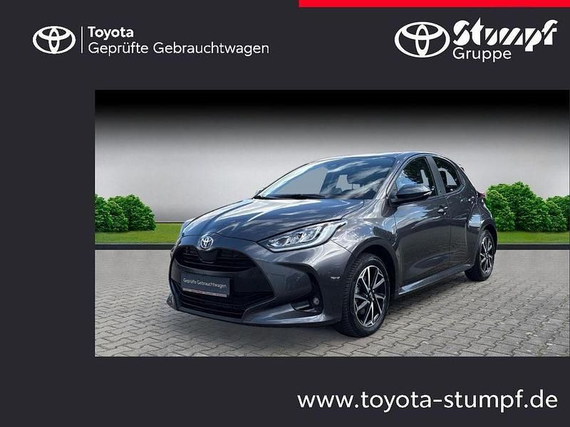 Grau Gebraucht 2022 Toyota Yaris Hybrid Comfort Limousine | 20.680 € (Fairer Preis) - Bild 1/4