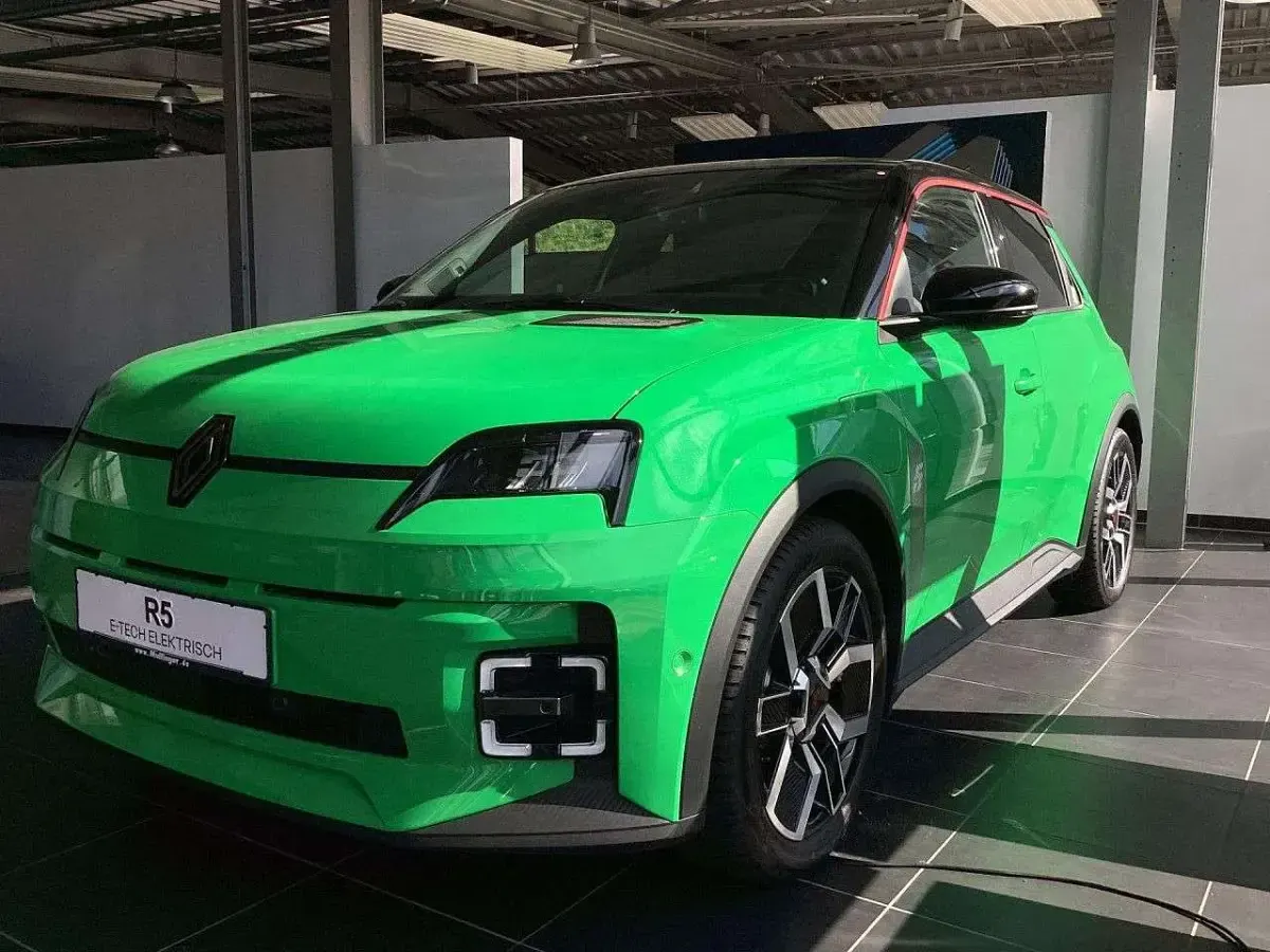 Gebraucht Renault R5 Urban 89 kW (122 PS) 2025 Popgreen/black pearlschwarz Kleinwagen