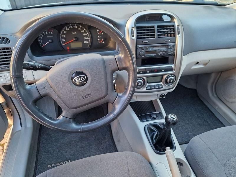 Gebraucht Kia Cerato LX 105 PS (77 kW) 2006 Silber Limousine