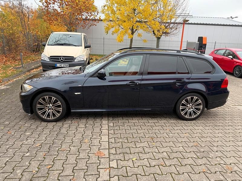 Blau Gebraucht 2009 BMW 320 Kombi | 6.000 € (Etwas zu teuer) - Bild 1/4