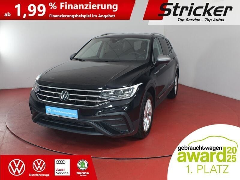 Schwarz (deep black perleffekt) Gebraucht 2024 VW Tiguan Allspace Life SUV | 34.979 € (Superpreis) - Bild 1/2