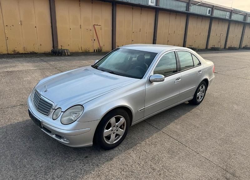 Grau Gebraucht 2002 Mercedes E220 Limousine | 2.450 € (Superpreis) - Bild 1/4